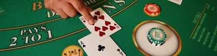 Antarmuka aplikasi mobile pesat777 menampilkan menu olahraga, kasino langsung, dan slot games